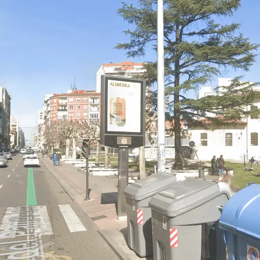 Reloj-termómetro publicitario en la avenida del Padre Isla de León, en la esquina con la calle Renueva